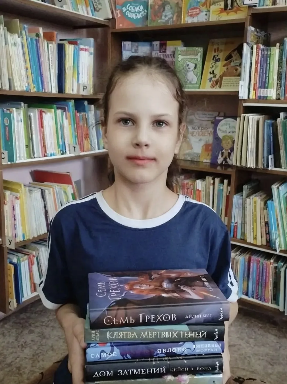 Дети Советского района передали книги в дар военному госпиталю