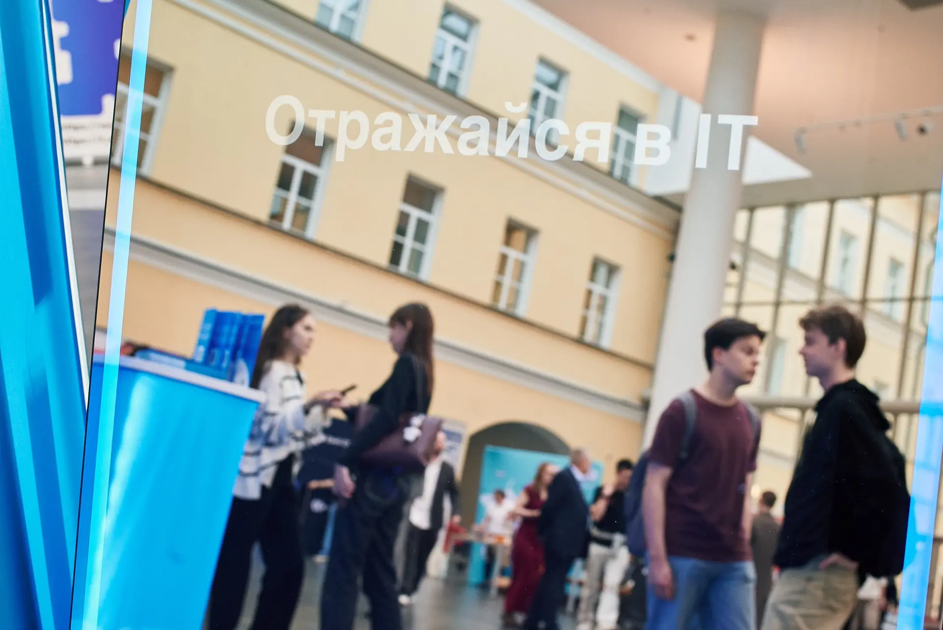 Пока мы в кабинете разбирались с принтером, студенты показывали проекты про космос и ро...