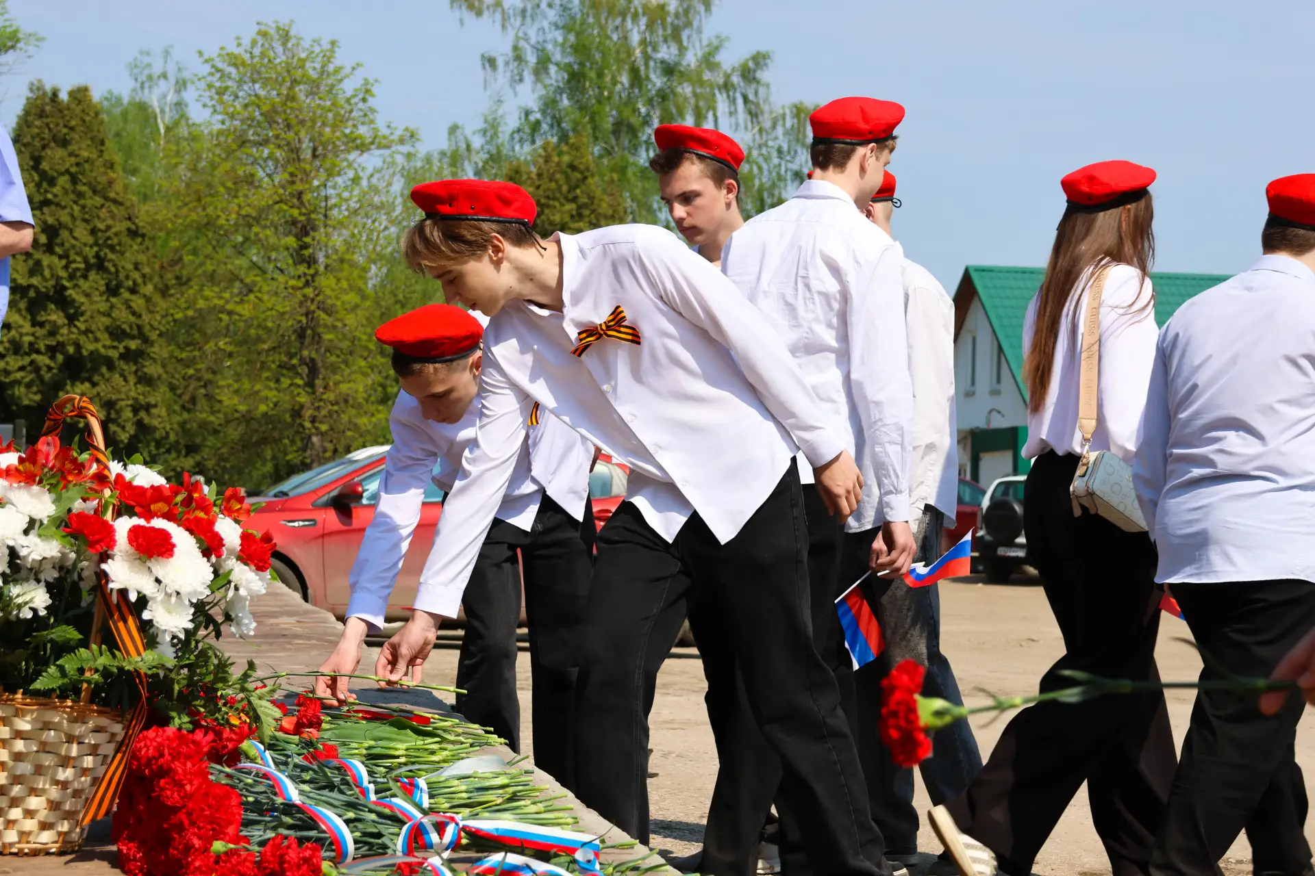 🌟 Новомосковцы почтили память героев  Накануне 81-й годовщины Великой Победы у Братской могилы на Го