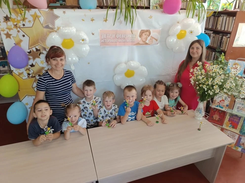 Лепестки добра и верности: «Колокольчики» познакомились с историей праздника
В преддверии празднован