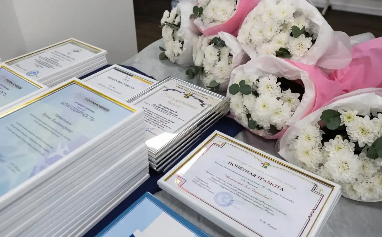 📌 Праздник. В аэропорту Толмачёво наградили лучших сотрудников предприятия.