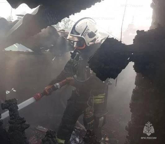 В Колпнянском районе в пожаре пострадал мужчина  Загорелся деревянный жилой дом в деревне Нижнее Кар