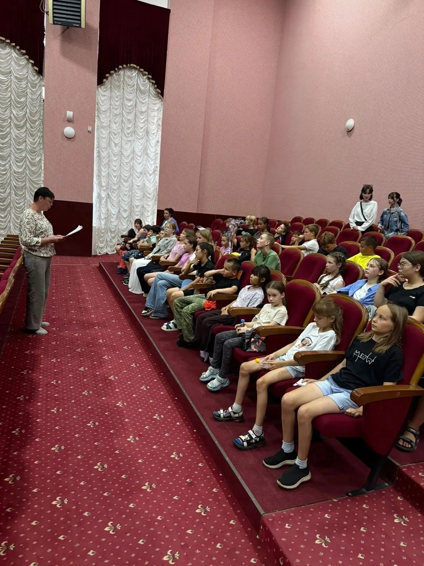 Какой насыщенный и яркий день получился в «Детском городке»! 
Утро началось с бодрой зарядки — ребят
