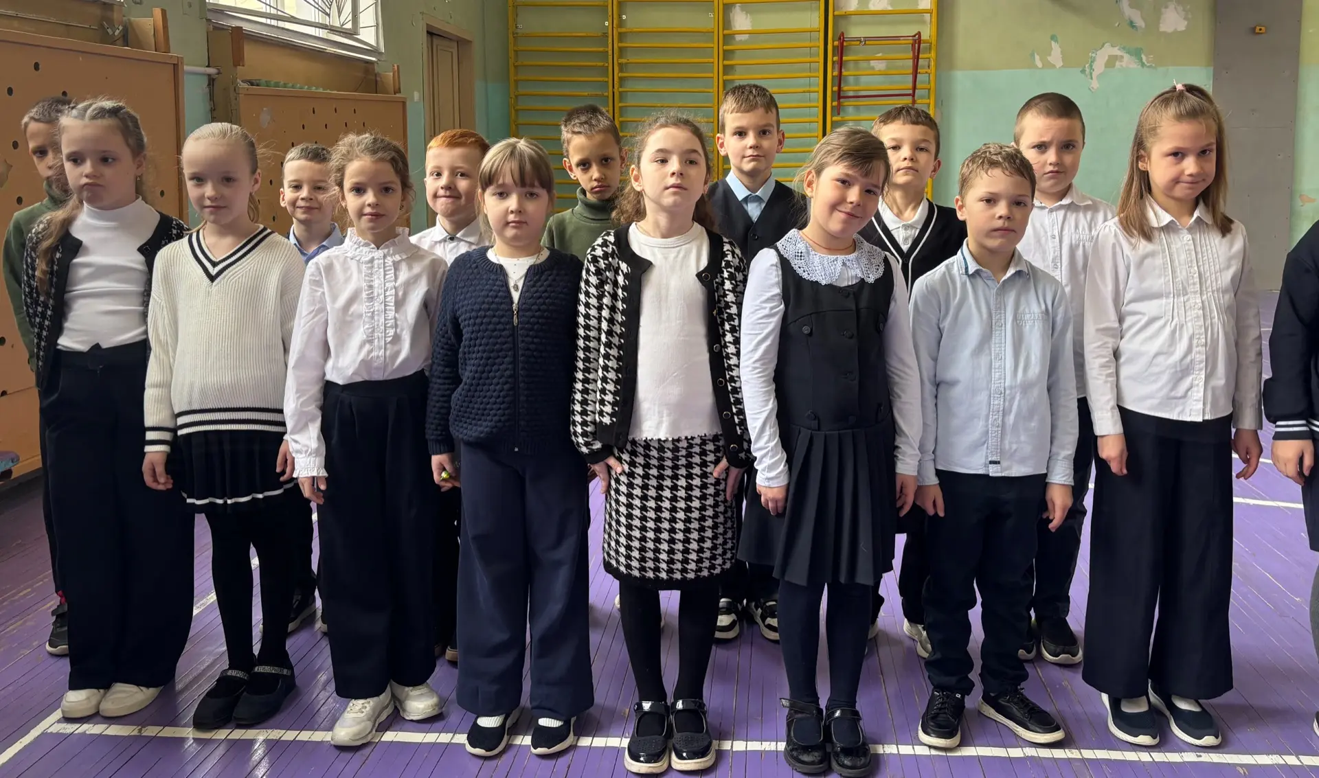 Утро понедельника в школе традиционно начинается с торжественной линейки, церемонии под...