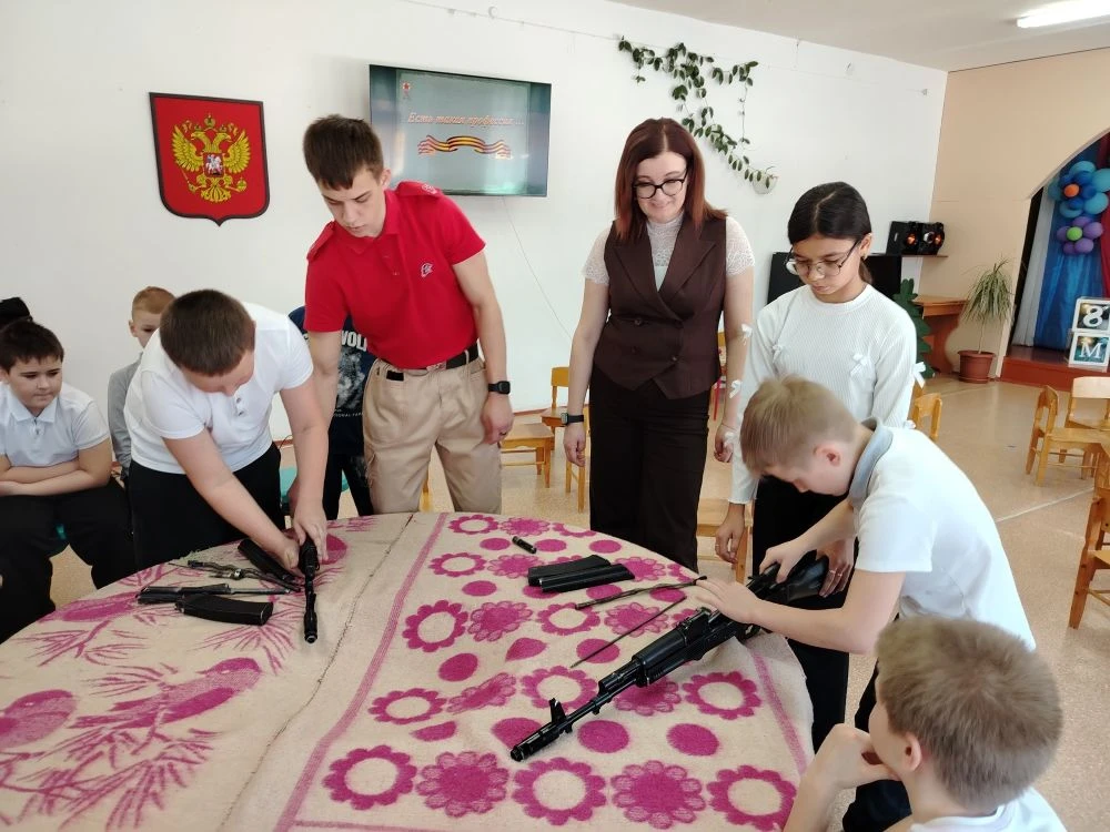 Первое отделение юнармейского отряда "Орлы" Баева Василина и Осовской Кирилл приехали в...