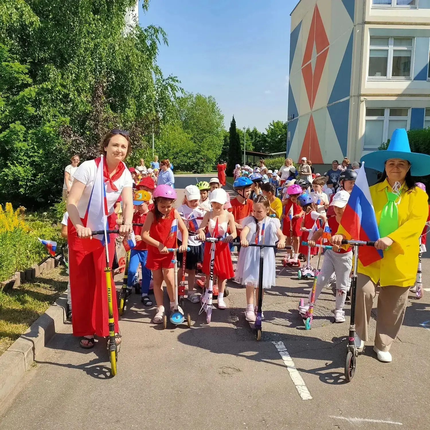 🛴 Не гонка, а праздник! 

В преддверии Дня России в детском саду «Подсолнух» случилось настоящее со