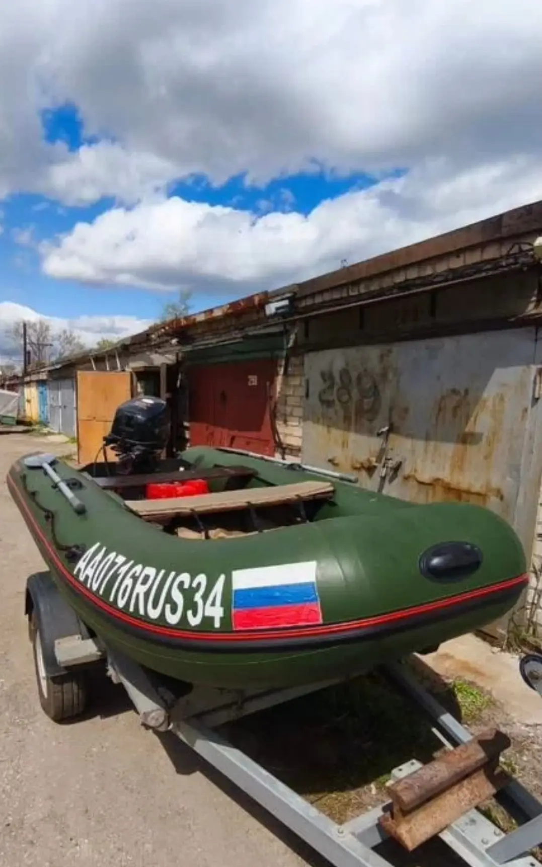 Продаётся пвх лодка 2014г.в., с пайольным дном, 4х тактным мотором Waterman 15л.с. 2013...