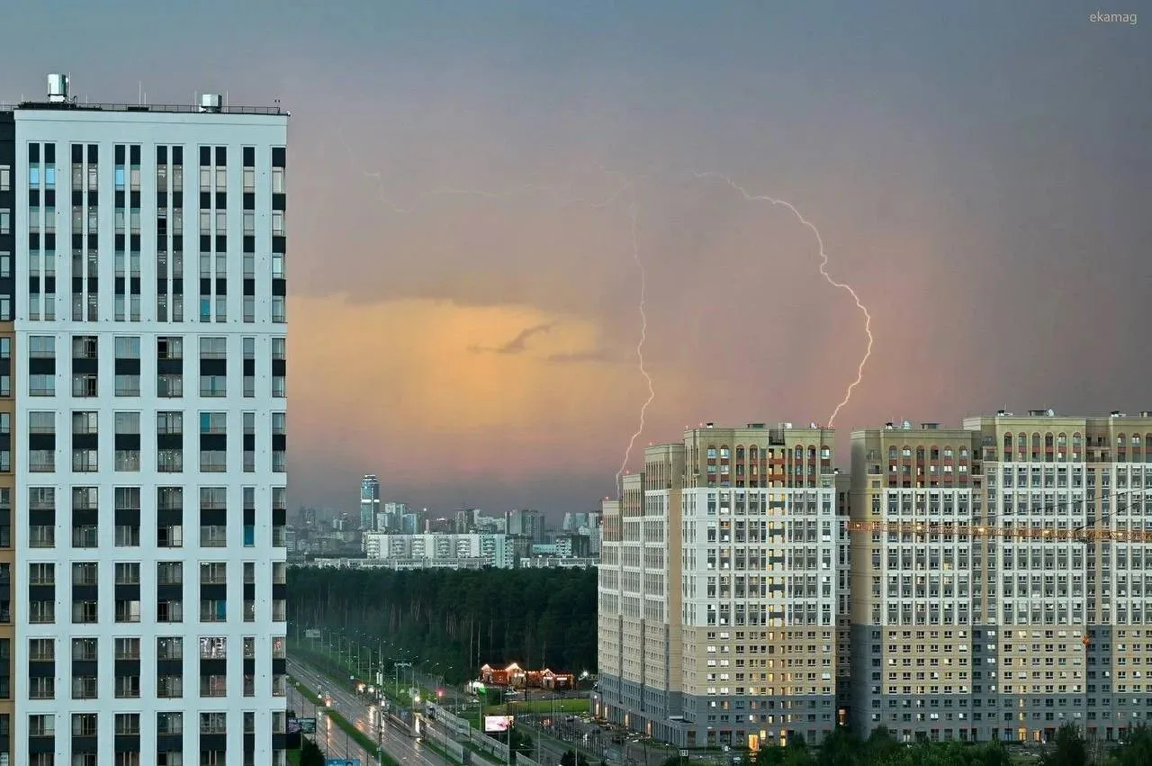 Эффектные кадры грозы сделал екатеринбургский фотограф Владимир Задумин.