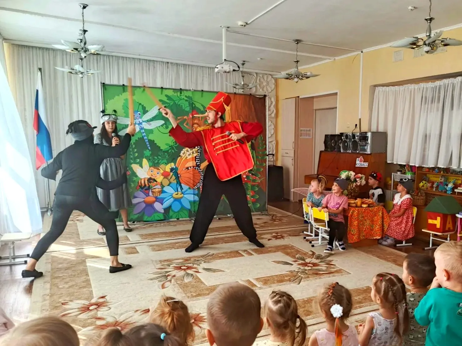 🐞Вчера наши ребята окунулись в сказку, посмотрев музыкальный спектакль "Муха-Цоуотуха"...