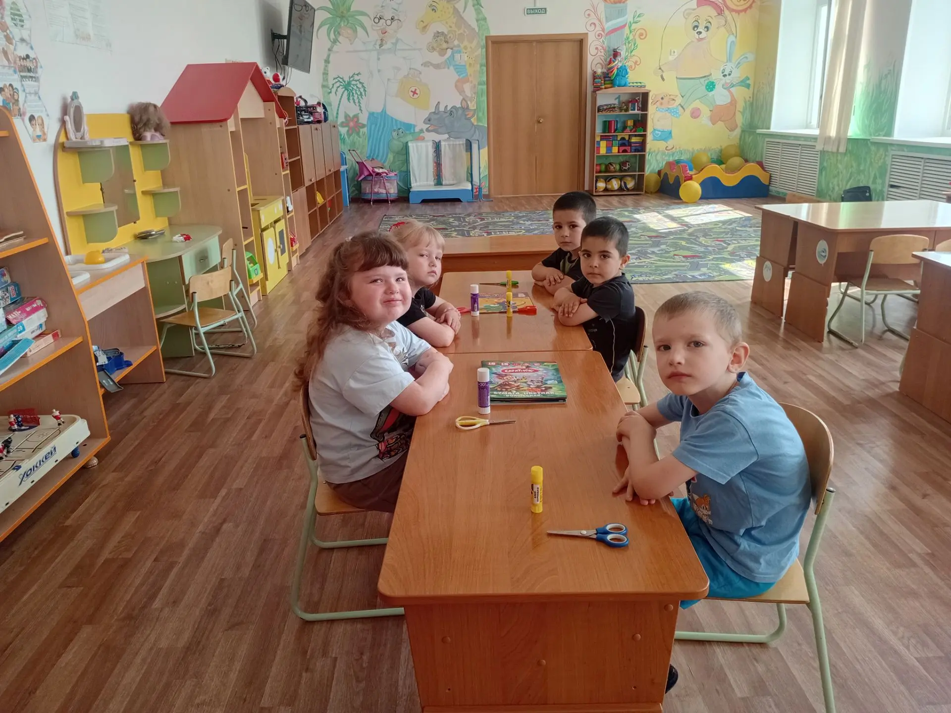 Сегодня у нас было очень сосредоточенное настроение — ребята мастерили гусеничек из цветной бумаги. 