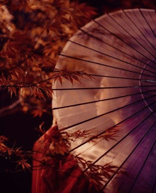 ➖Новая идиома 

笑裡藏刀 [Xiào lǐ cáng dāo] — На устах — мёд, а на сердце — лёд

Значение: в улыбке прят