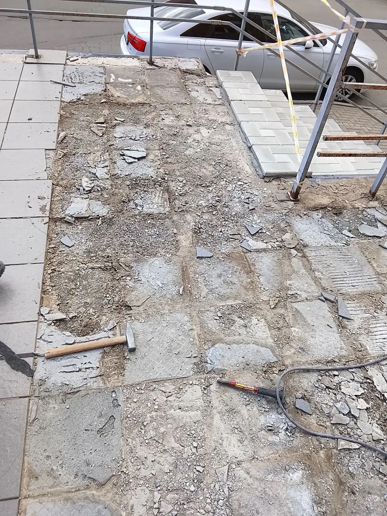 🛠 Продолжаем преображать территорию: работаем над ремонтом крыльца по адресу: 40‑летия Победы, 61.
