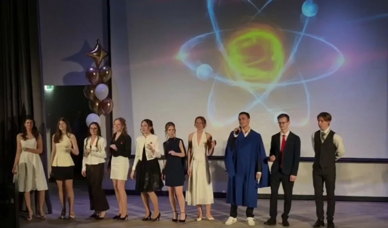 🎓 Последний звонок - 2026  Где летят облака ватные, Где осталась трава мятная, Где кругом васильки с