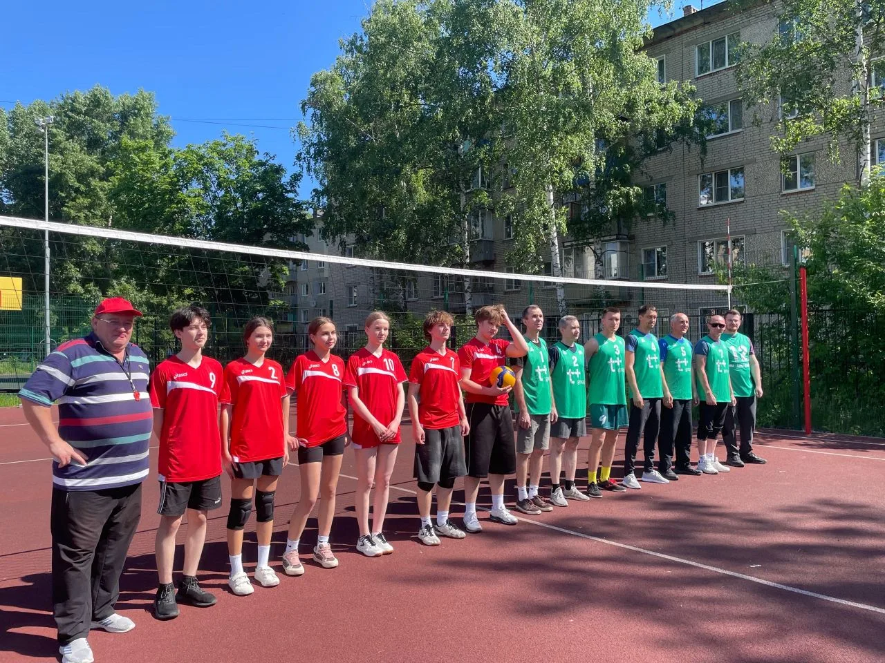 🏐 Традиционный матч «Учителя — Ученики» в этом году прошёл на волейбольной площадке.