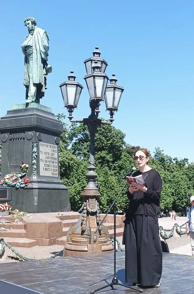 🪶 6 июня на Пушкинской площади в Москве в день рождения Александра Пушкина прошли традиционные поэт