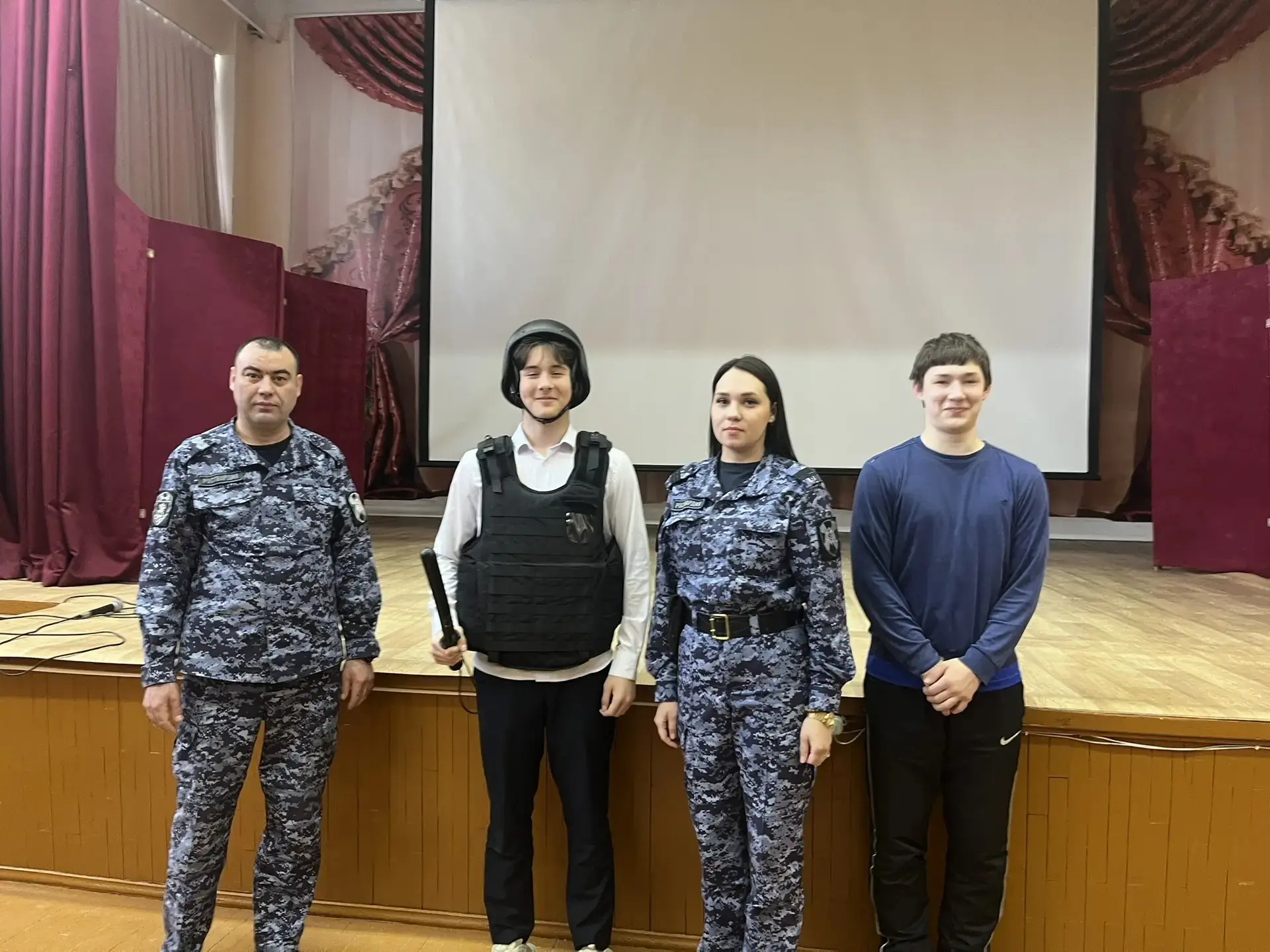 Ученики старших классов с большим интересом и уважением познакомились с одной из самых ответственных