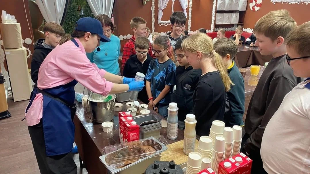 🍦✨ На экскурсии с Веселым мороженщиком побывали обучающиеся 5И классов!