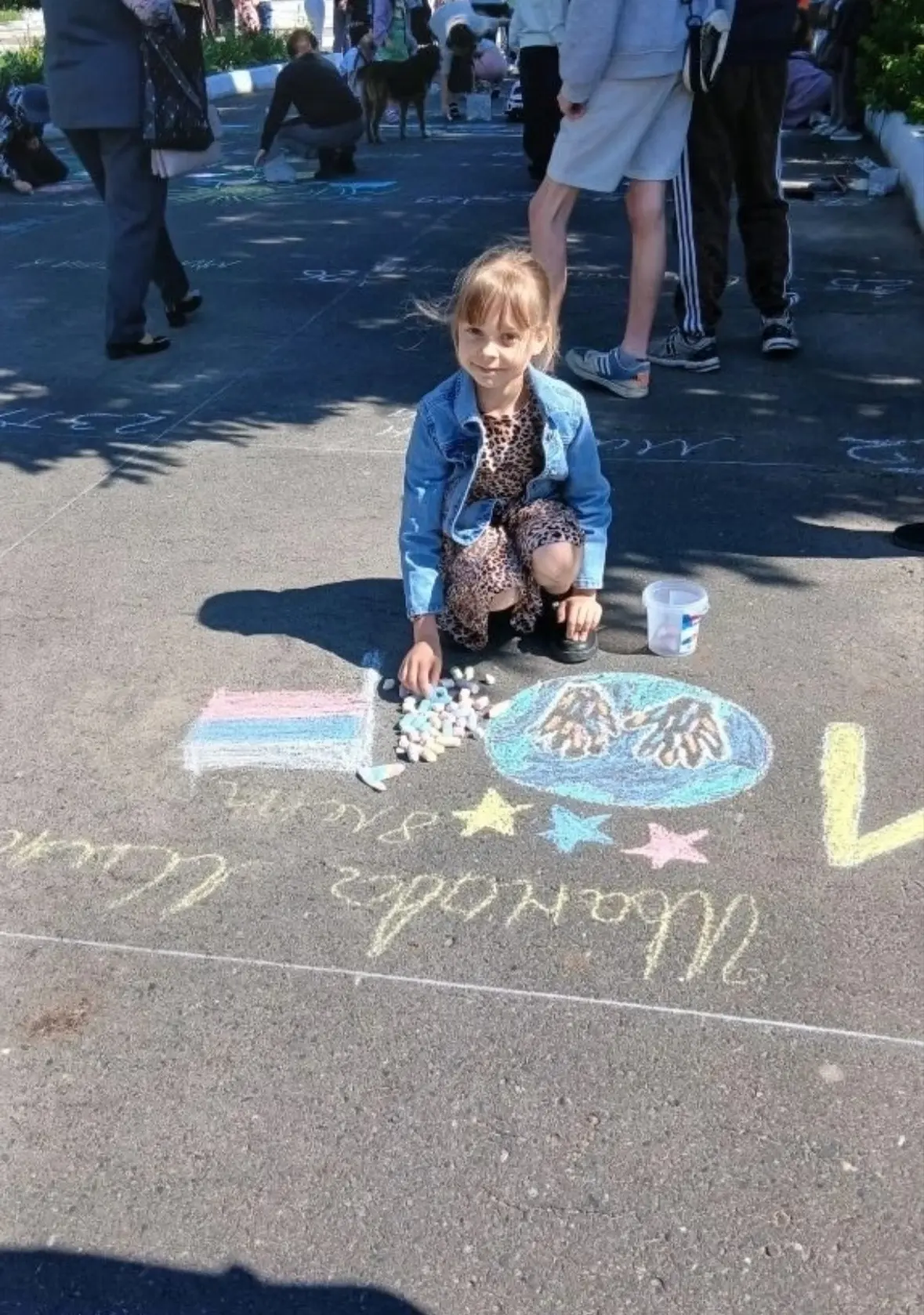 🎉 Счастье, солнце и мел!

Сегодня праздник — День защиты детей! ☀️

Асфальт у кинотеатра "Россия" р