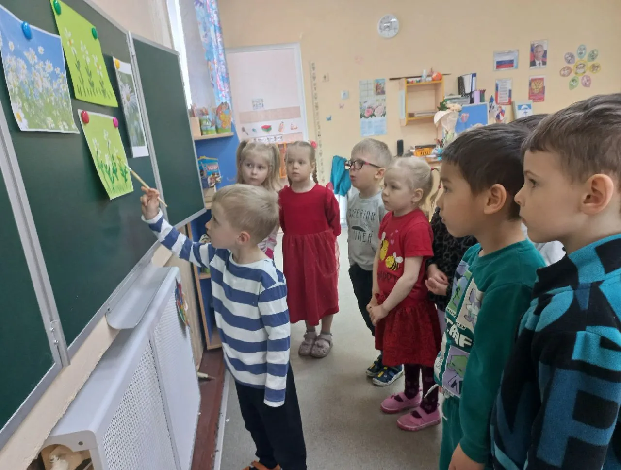 За окном — дождь, ветер и совсем не весенняя погода, а в средней группе уже расцвела на...