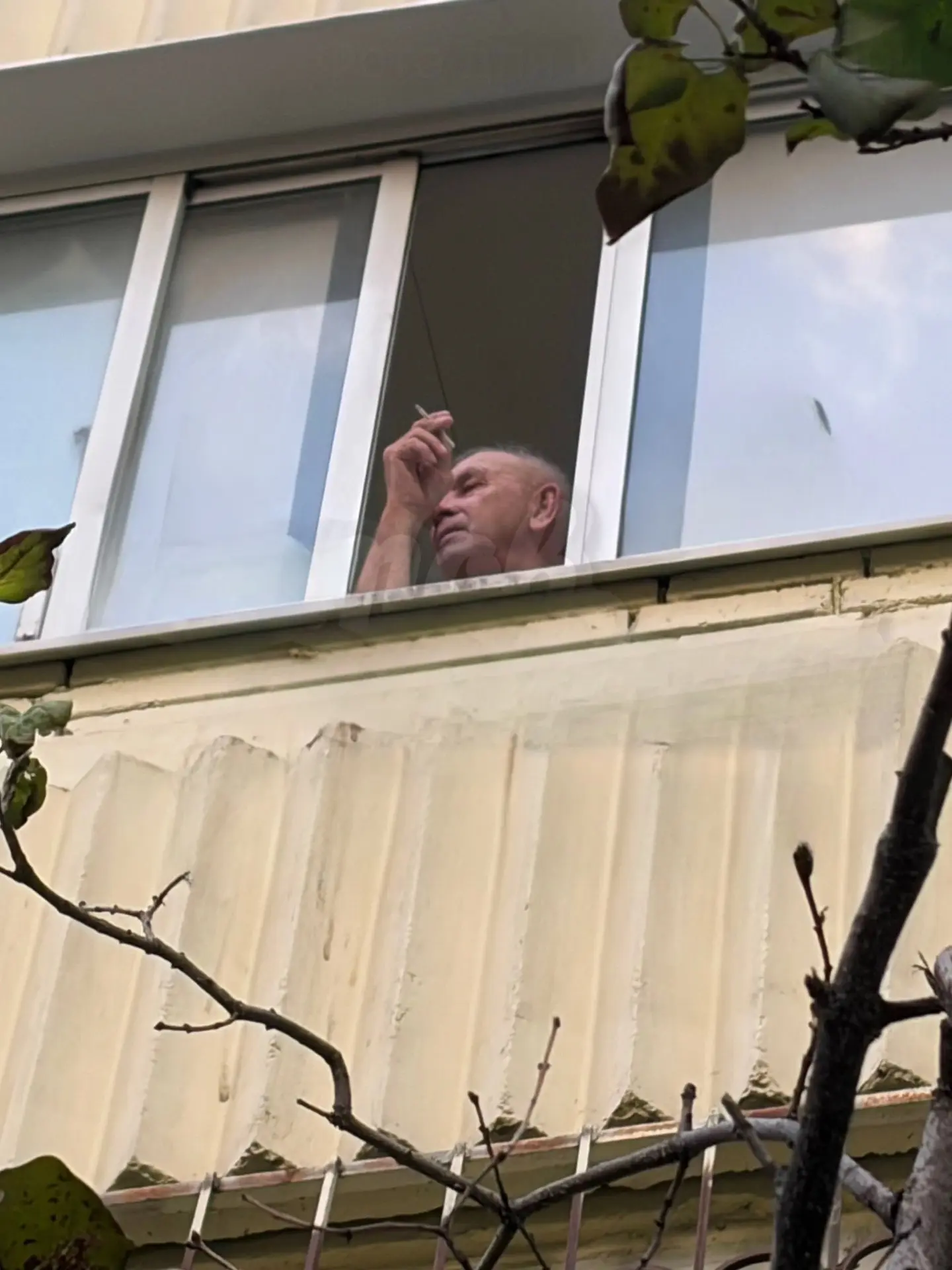 😡 2-я Краснодарская улица, 143/1. Возрастной абориген постоянно курит на этом балконе. 

Стрелочкой