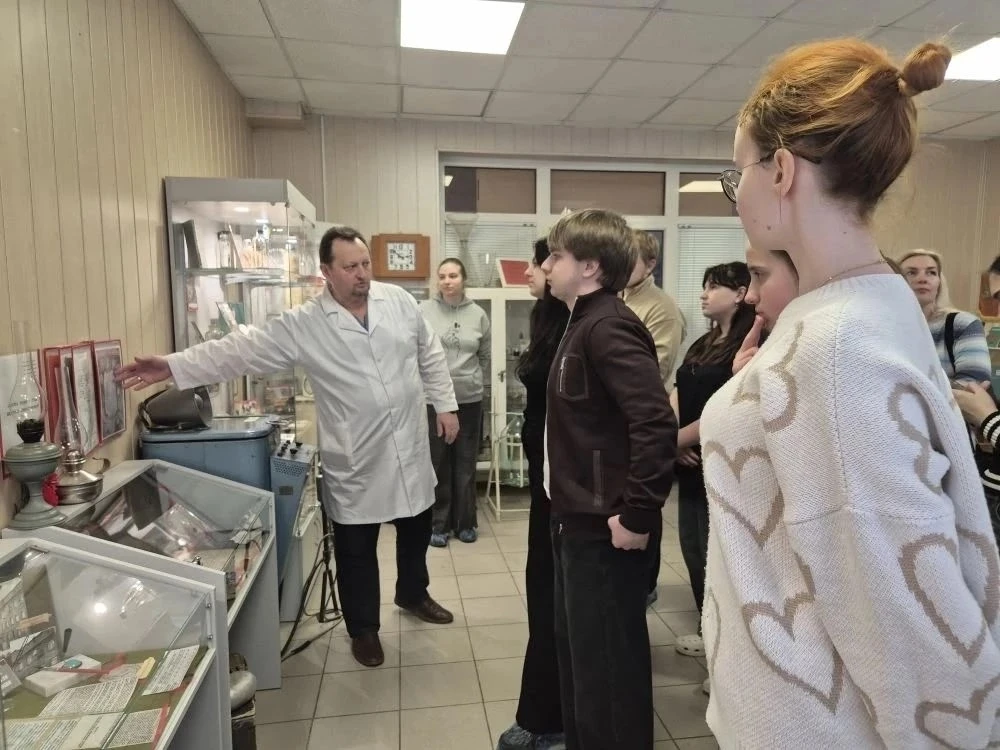 Школьникам и студентам рассказывают о донорстве на областной станции переливания крови.
