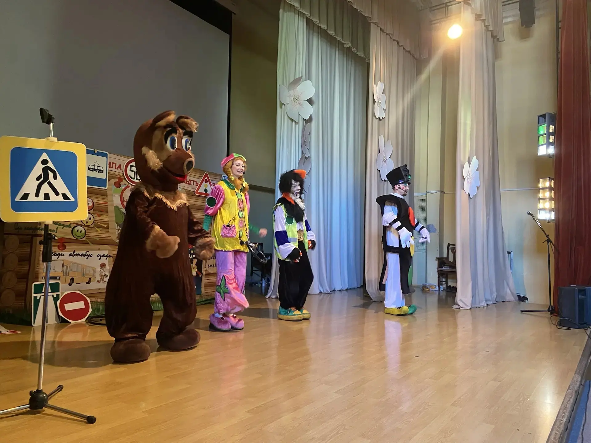 🚦 Безопасные каникулы: как Мишутка и Маша учили Мурзика уму-разуму!  🎭 В преддверии летних каникул в