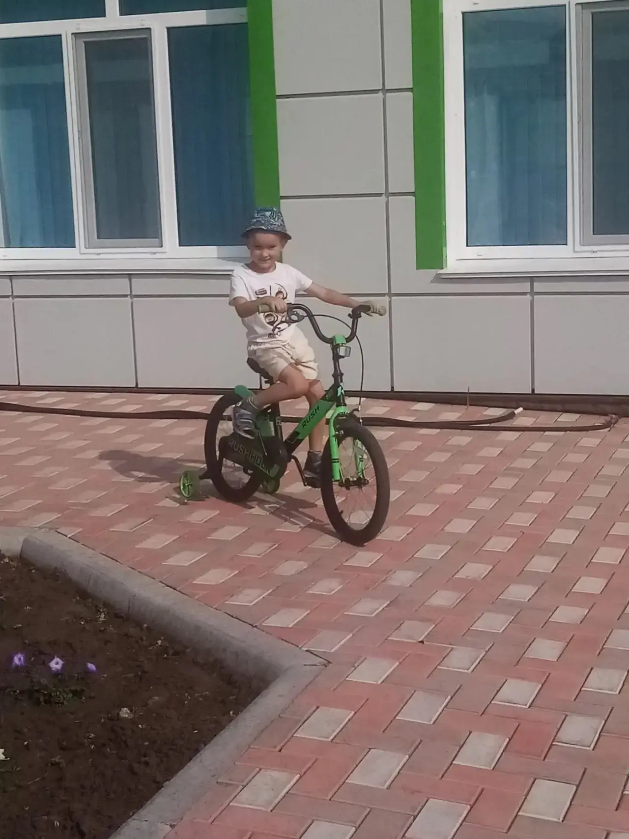 Вот почти и закончился первый месяц лета!!! 
Судя по тому, что нам прислали родители, скучать некогд