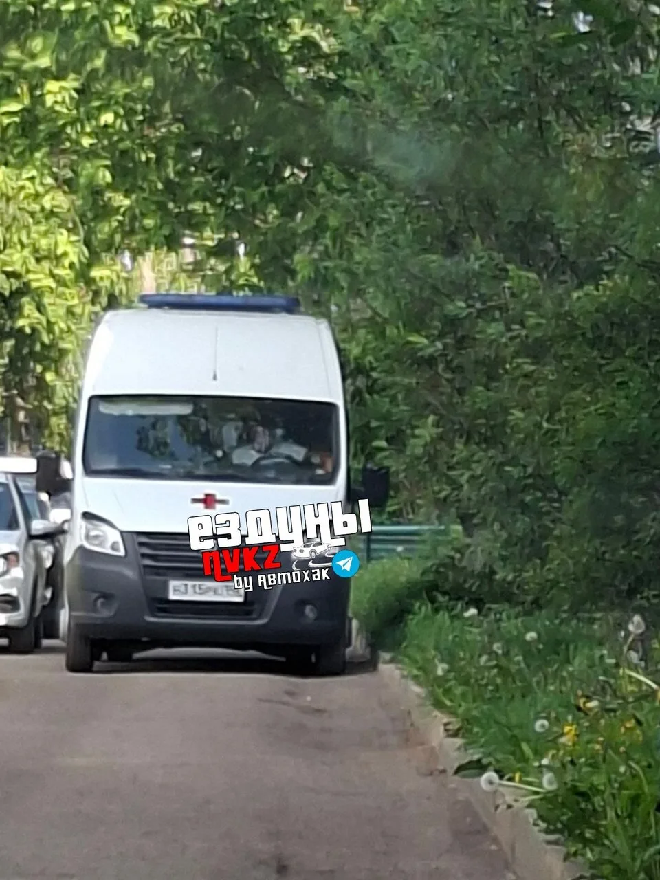 От подписчика:

Крик души вот это разве водитель скорой встал по среди двара не припарковался о прос