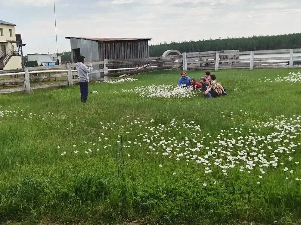 🌿 🌿🌿В эти дни наши луга и аласы утопают в зелени и нежных полевых цветах. 🌸🌸🌸
Двор Сыланского 
