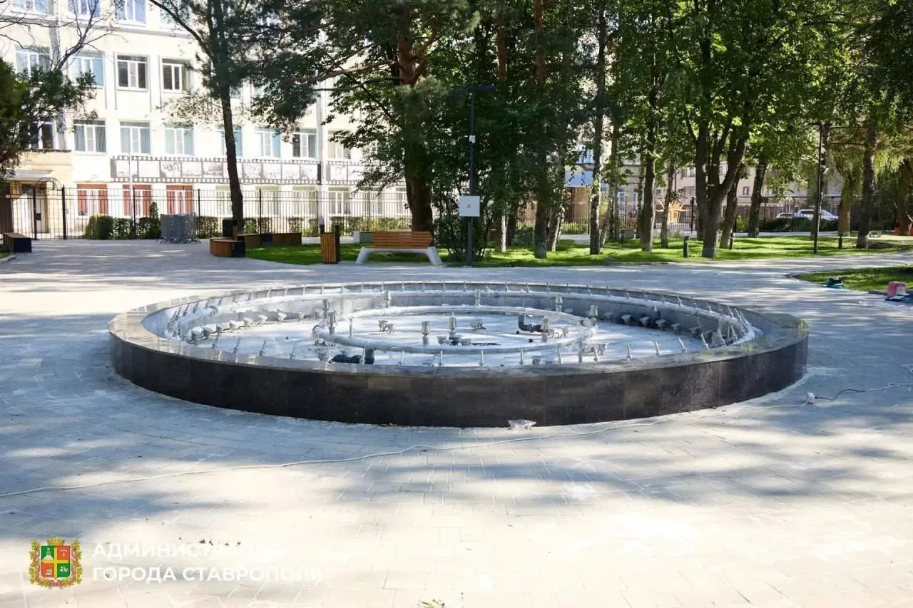 Благоустройство сквера возле лицея №8 в Ставрополе выходит на финишную прямую

Установлены 50 лавоче