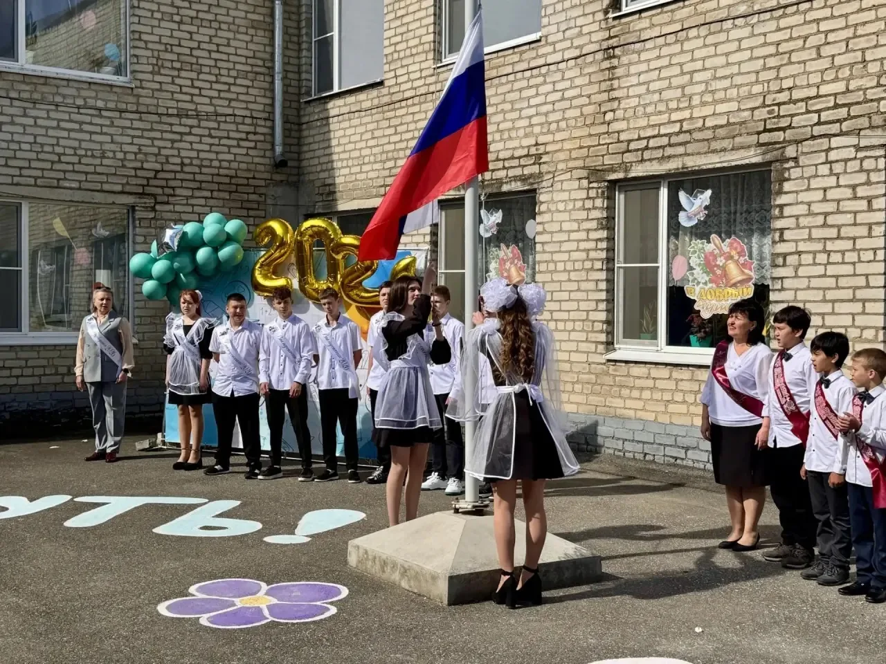 🔔 Время лететь ввысь: в нашей школе прозвучал Последний звонок!