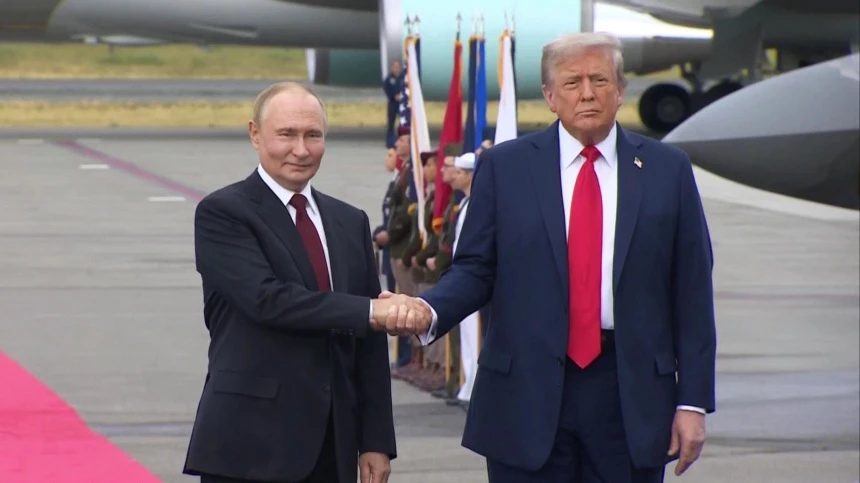 Путин по телефону поздравил Трампа с 80-летием

Разговор длился 55 минут, президенты также обсудили 