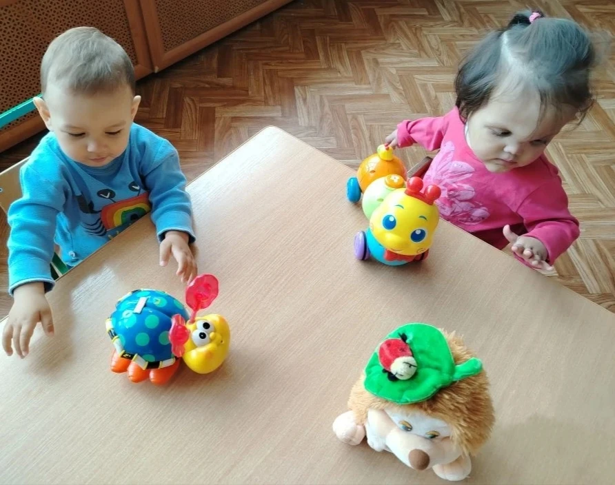 Села божья коровка 
Прямо на цветок. 
У неё на спинке 
Яркий огонёк.
Будто бы в горошек 
Выкрашен жу