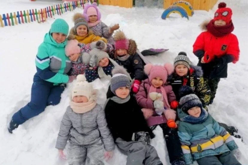Сегодня у нас прошла радостная прогулка — ребята в вышли на участок, укрытый свежим сне...