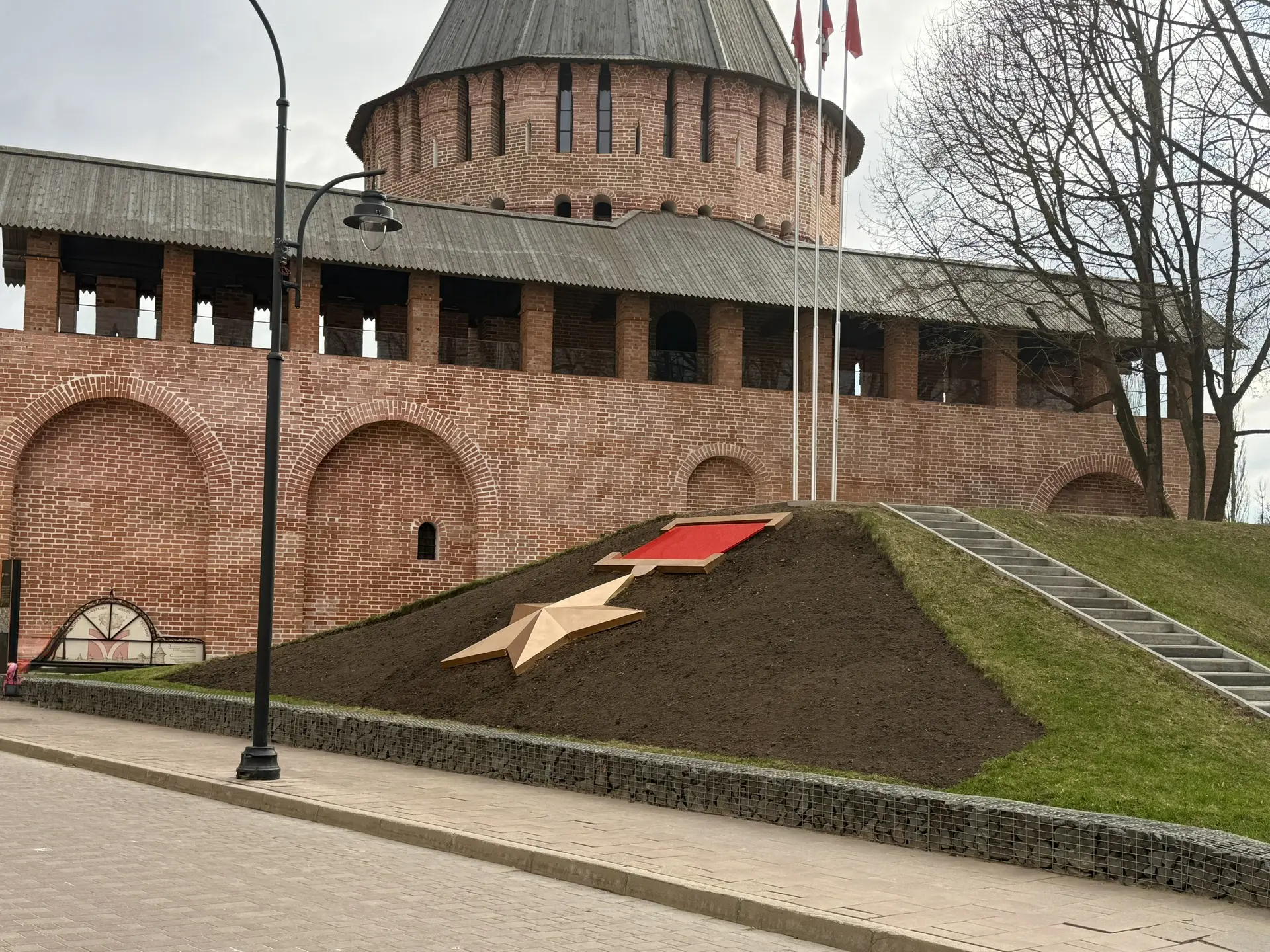 Обновили звезду города-героя у Громовой башни и подготовили центральную клумбу к высадке цветов. Сам