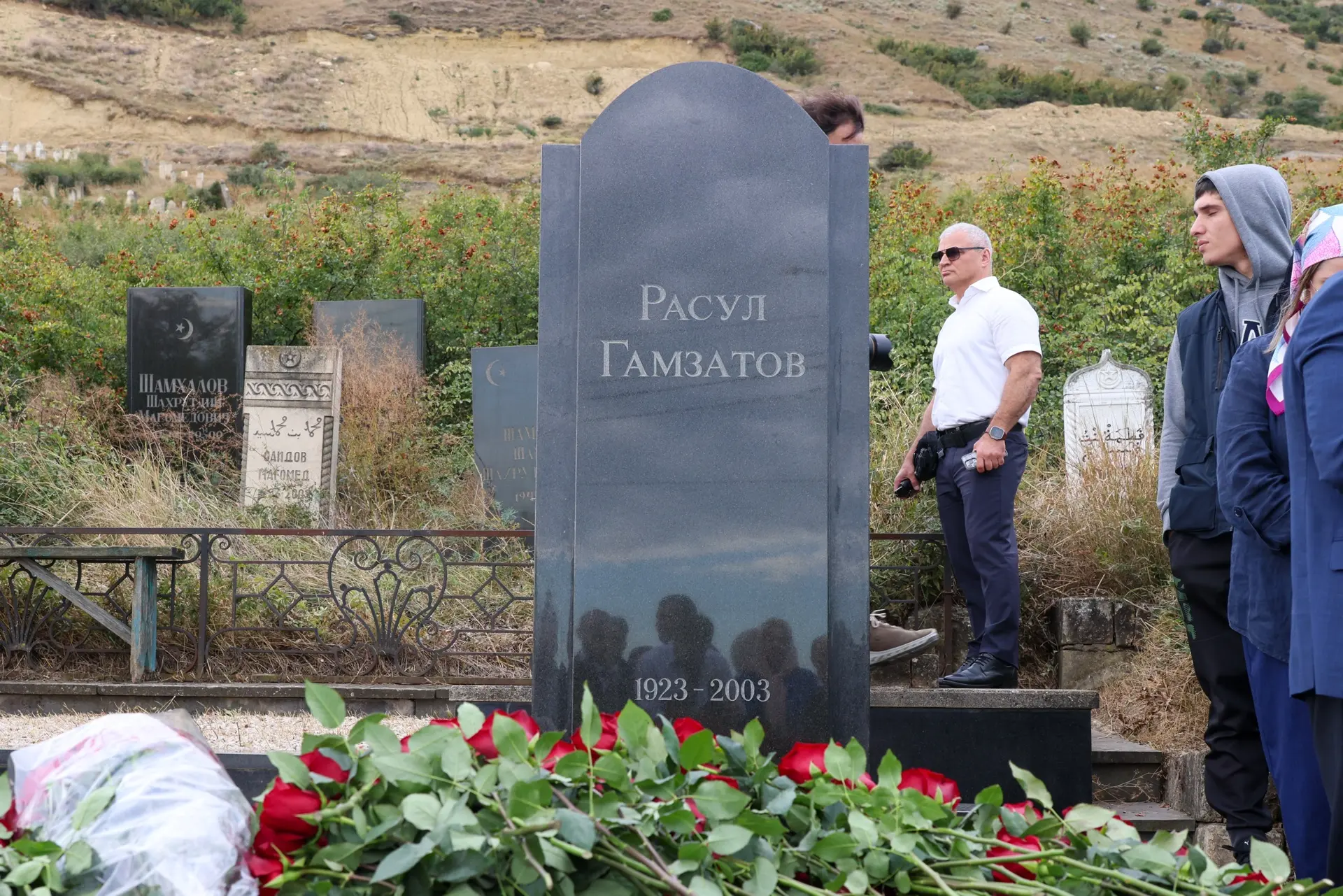 Фёдор Щукин возложил цветы к могиле Расула Гамзатова.