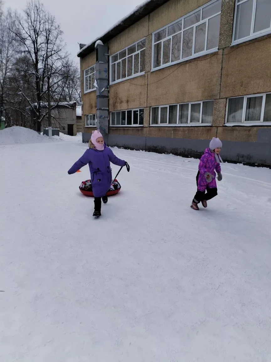Вчера в нашей школе прошли "Зимние олимпийские игры"🛷  Ребята весело провели время на свежем воздухе