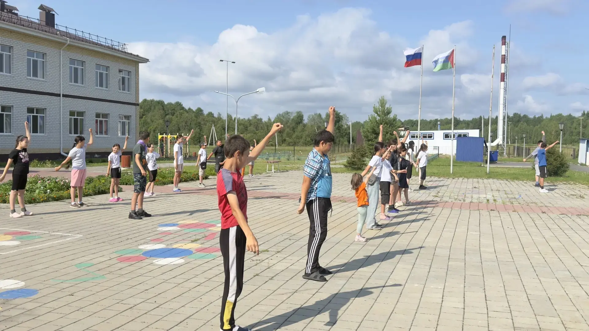 День 10.
Лагерь "Шатлык"
Утро началось с зарядки и торжественного подъема Государственного флага РФ.