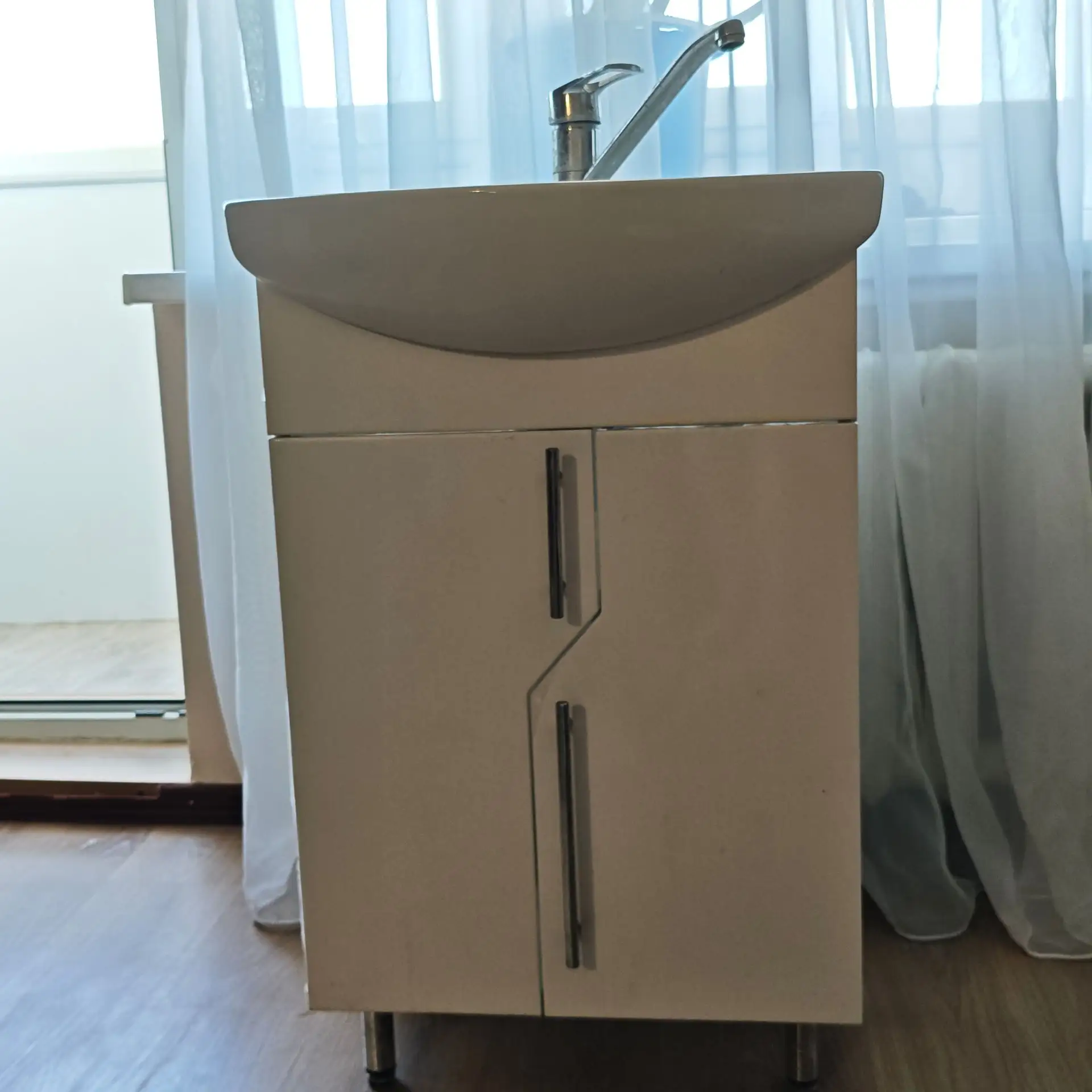 Продам тумбу с раковиной, смесителем и сифоном