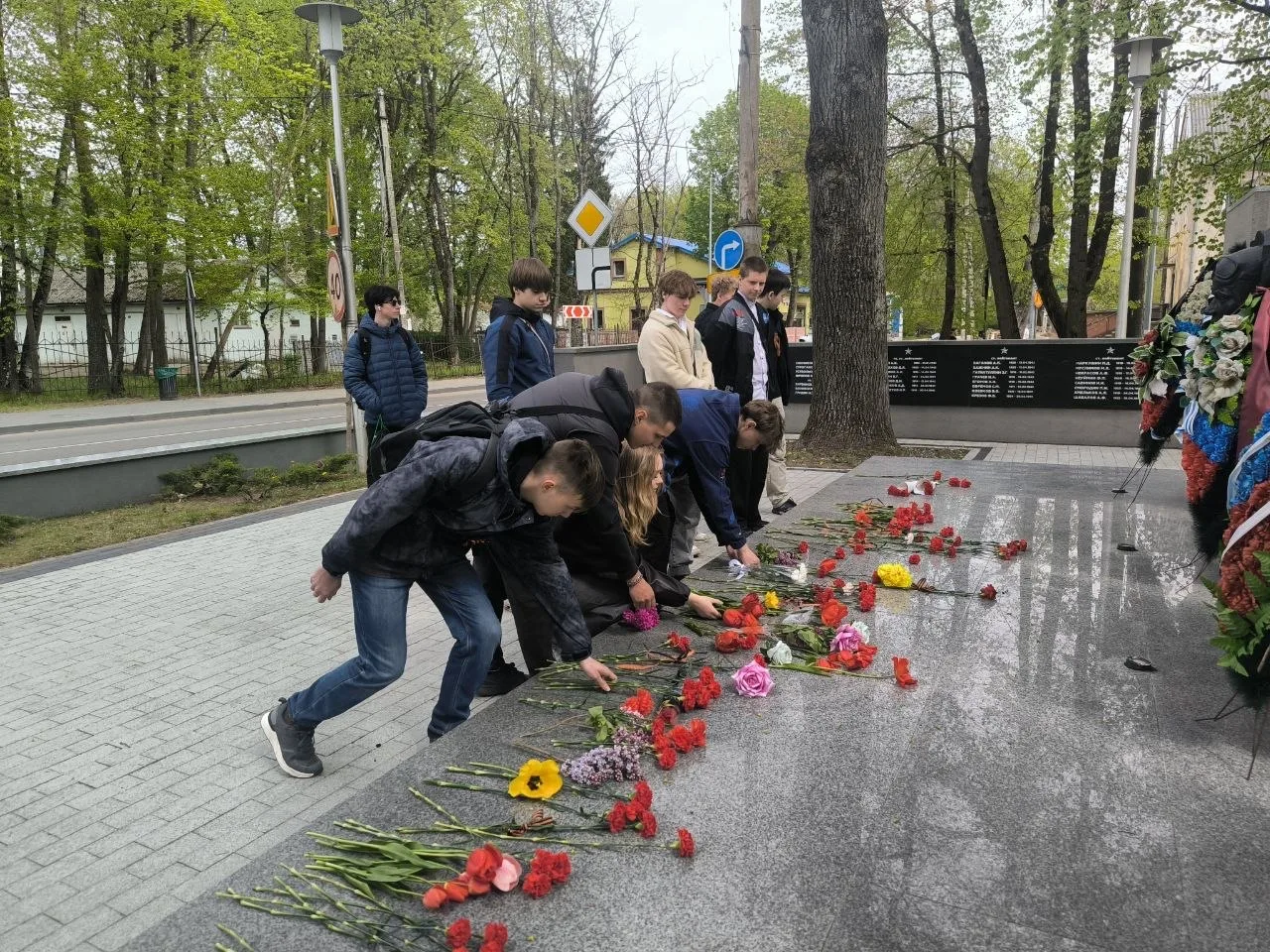🕊️ На Мемориальном комплексе на братской могиле советских воинов в пос. им. А. Космодемьянского сост