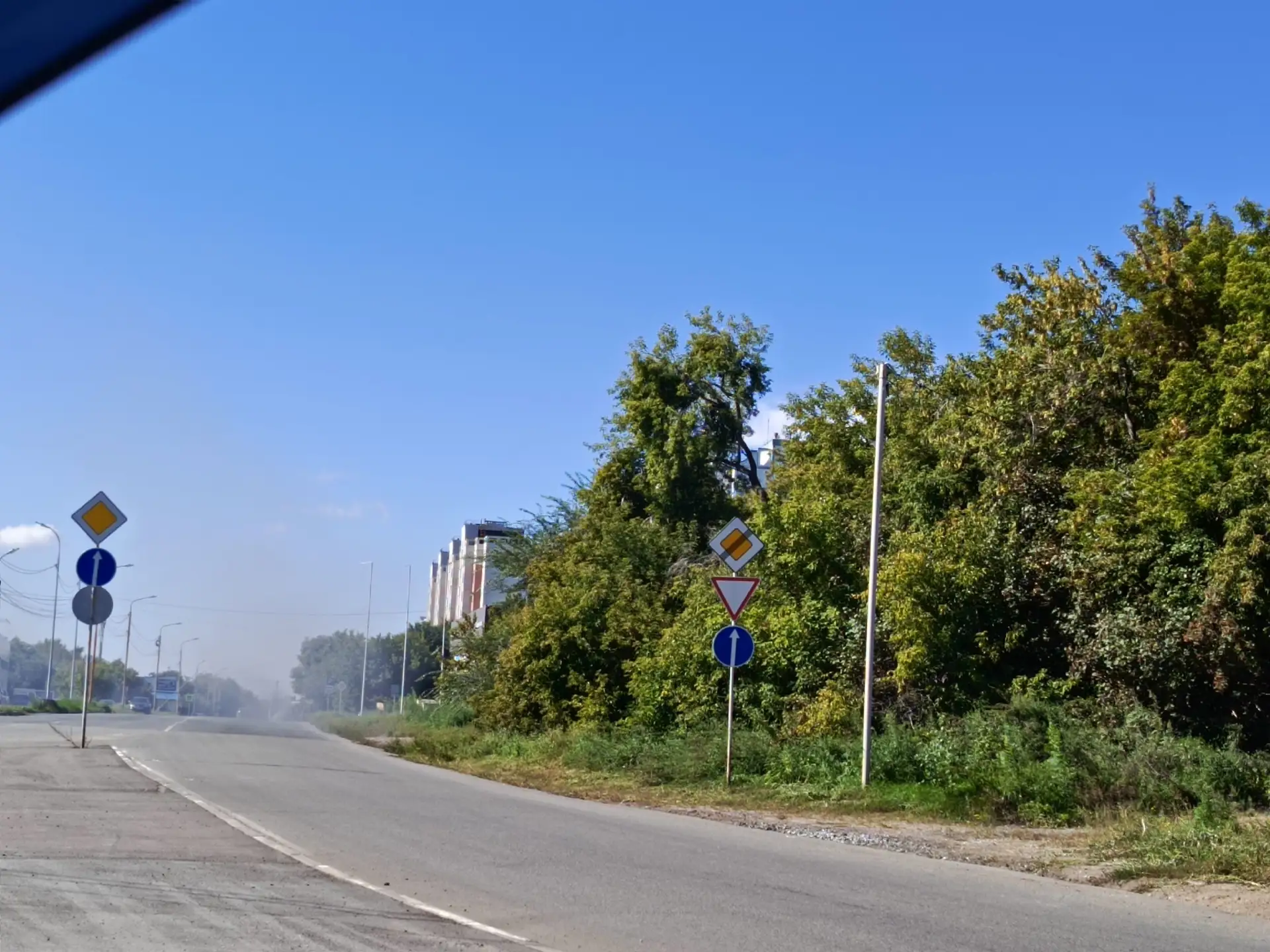 Это ж надо так дороги подметать. Машина уехала уже, а пылища ещё не осела. И ведь мы эт...