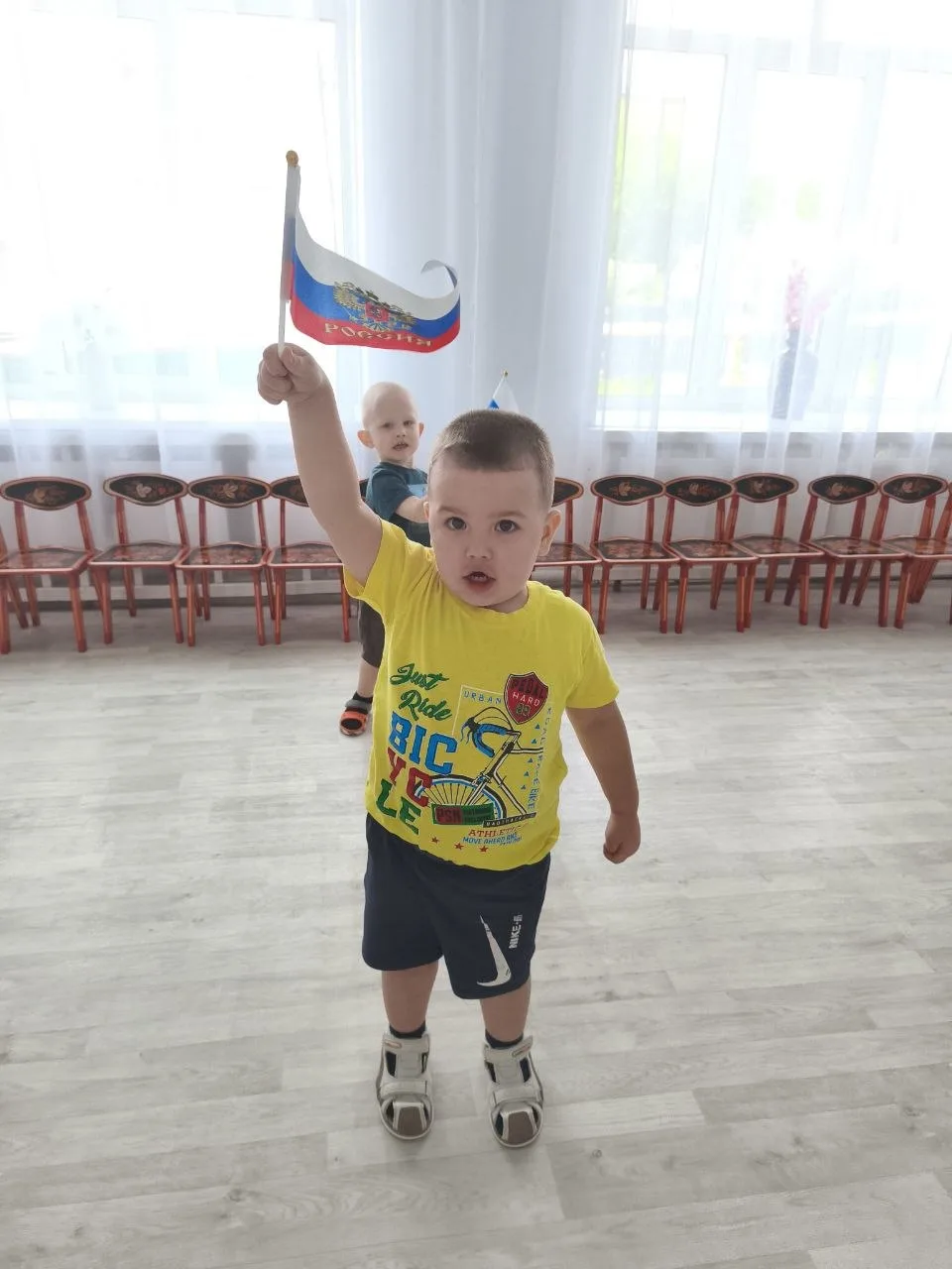 Воспитатели и дети группы «Лучики» поздравляют всех с наступающим Днём России! Желаем мирного неба, 