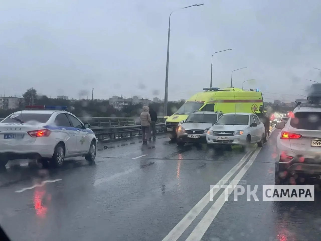 ❗️Южный мост в Самаре парализовало из-за аварий 3 октября