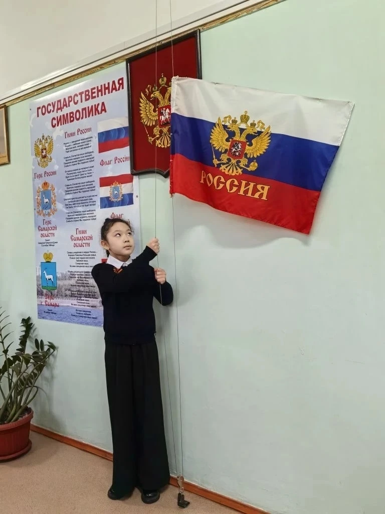 27 апреля  на еженедельной общешкольной линейке право поднять флаг РФ было предоставлено ученице 3А 