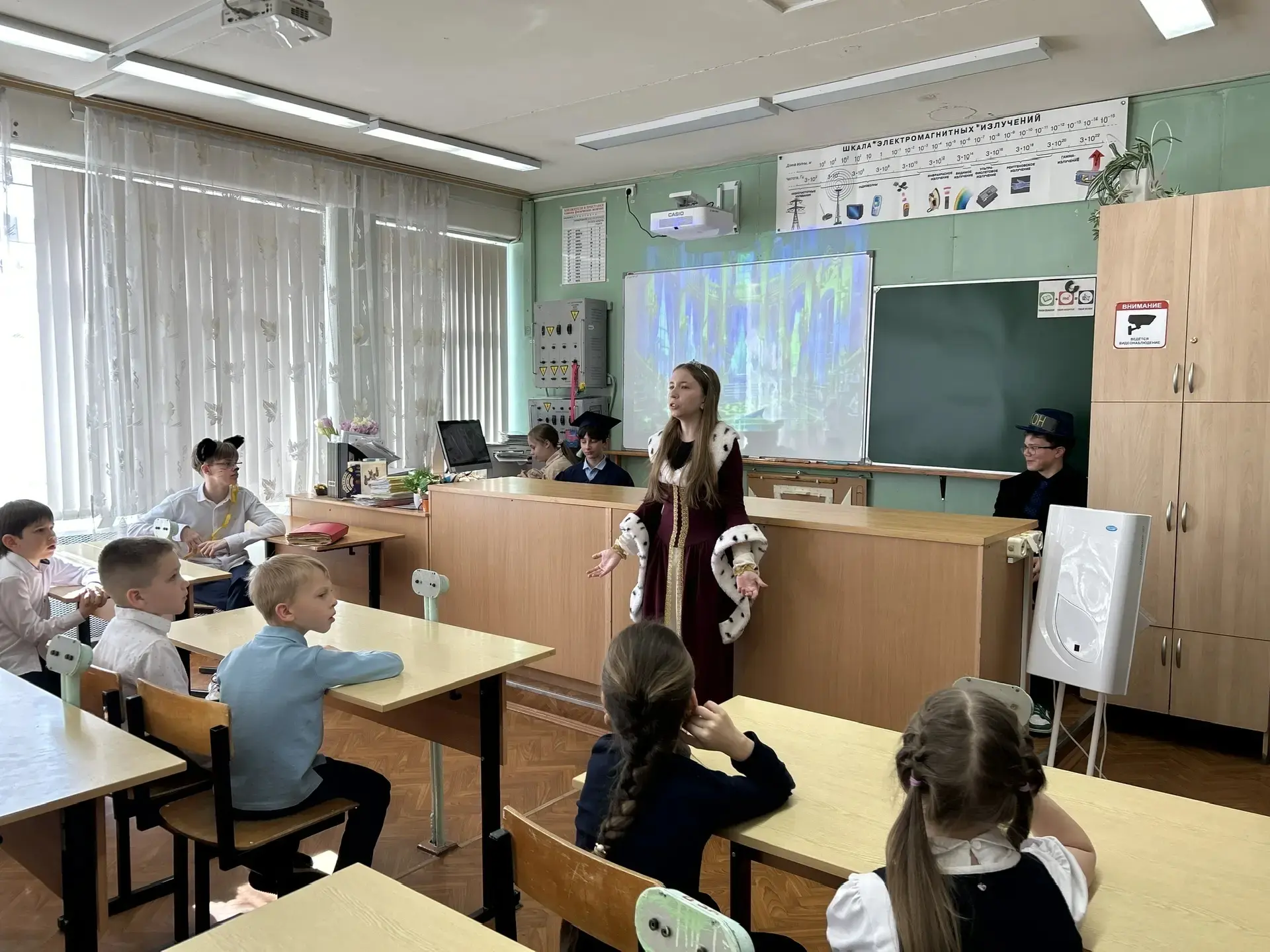 🧑‍🎓⚡ Члены клуба "Юные физики" (учащиеся 7-А класса ) подготовили и показали учащимся начальной школ