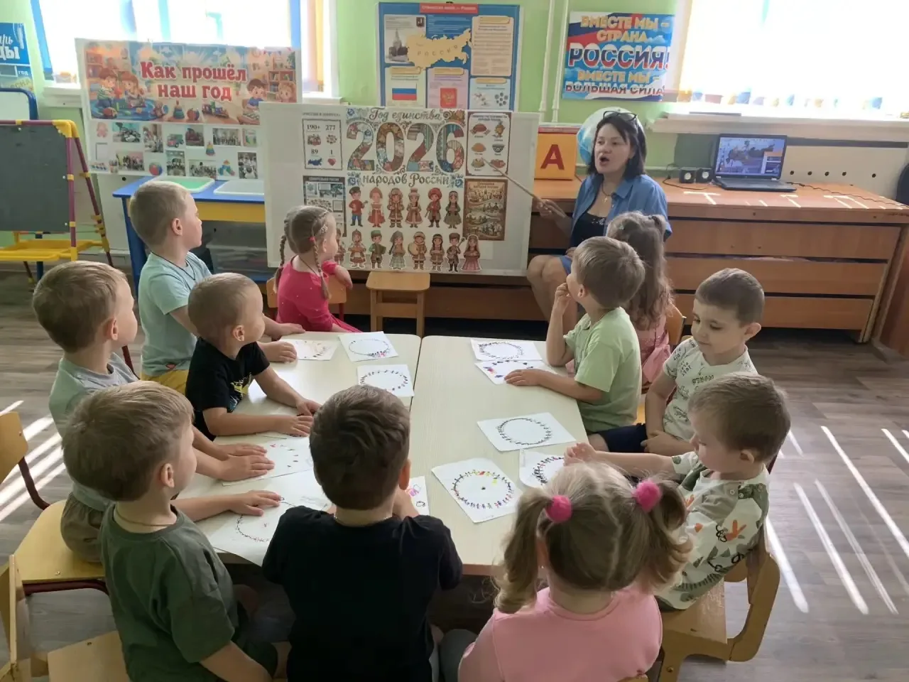 В рамках Года единства народов России с детьми средней группы было проведено музыкально-познавательн