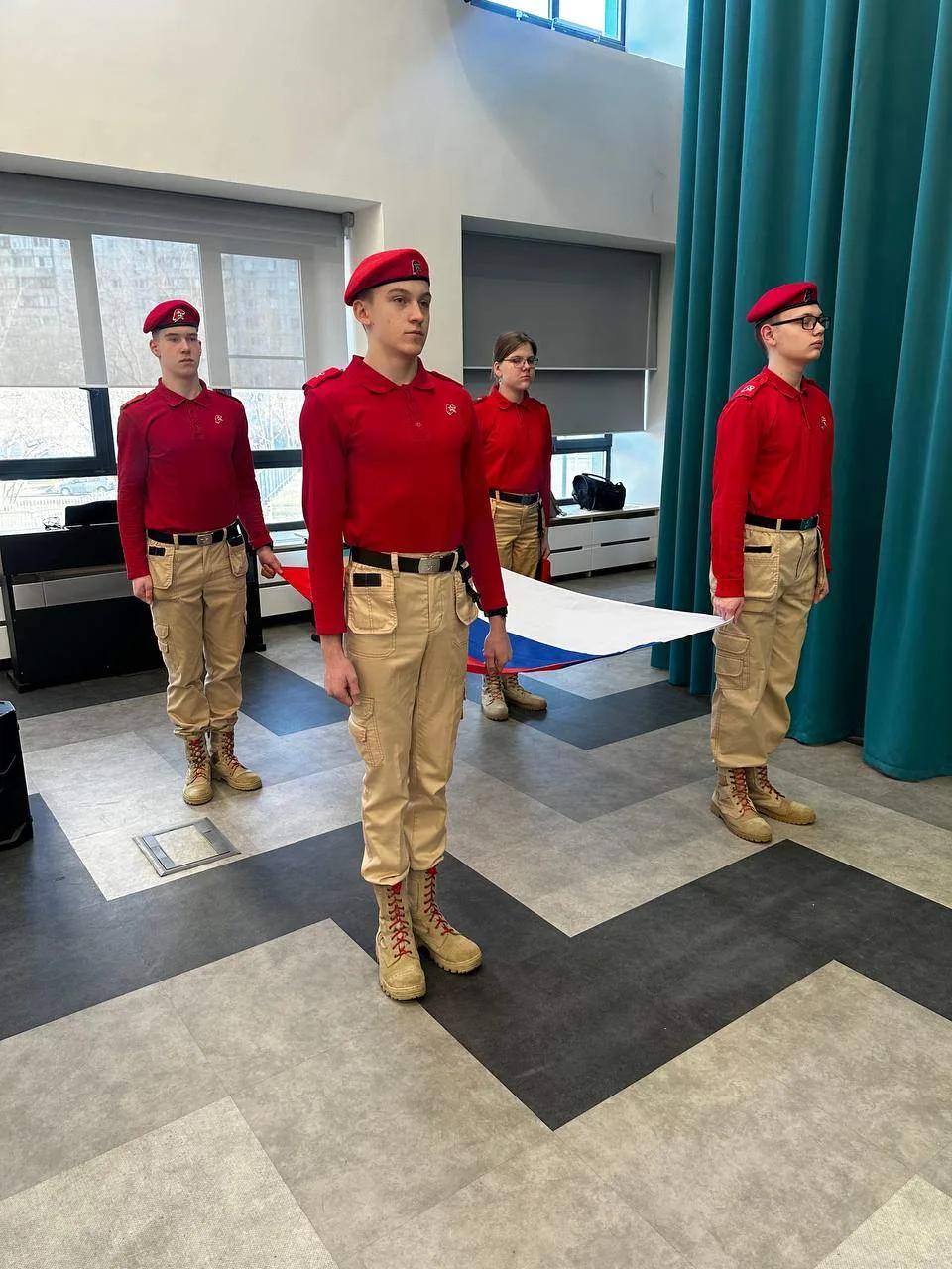 Церемония поднятия флага🇷🇺   Каждую неделю наши ребята начинают с церемонии поднятия Государственног