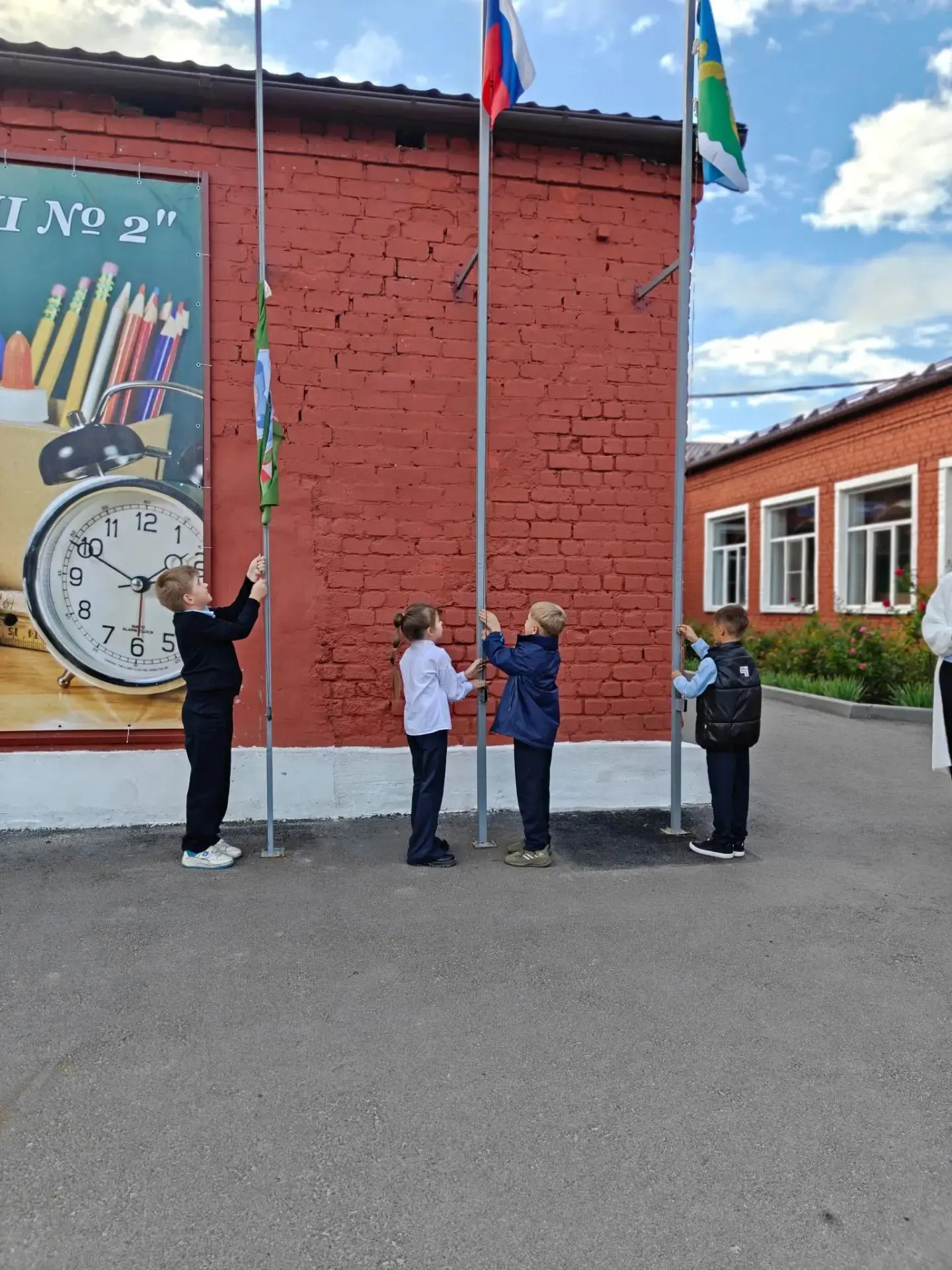 Сегодня наш школьный двор снова наполнился особой атмосферой. Под звуки гимна Российско...