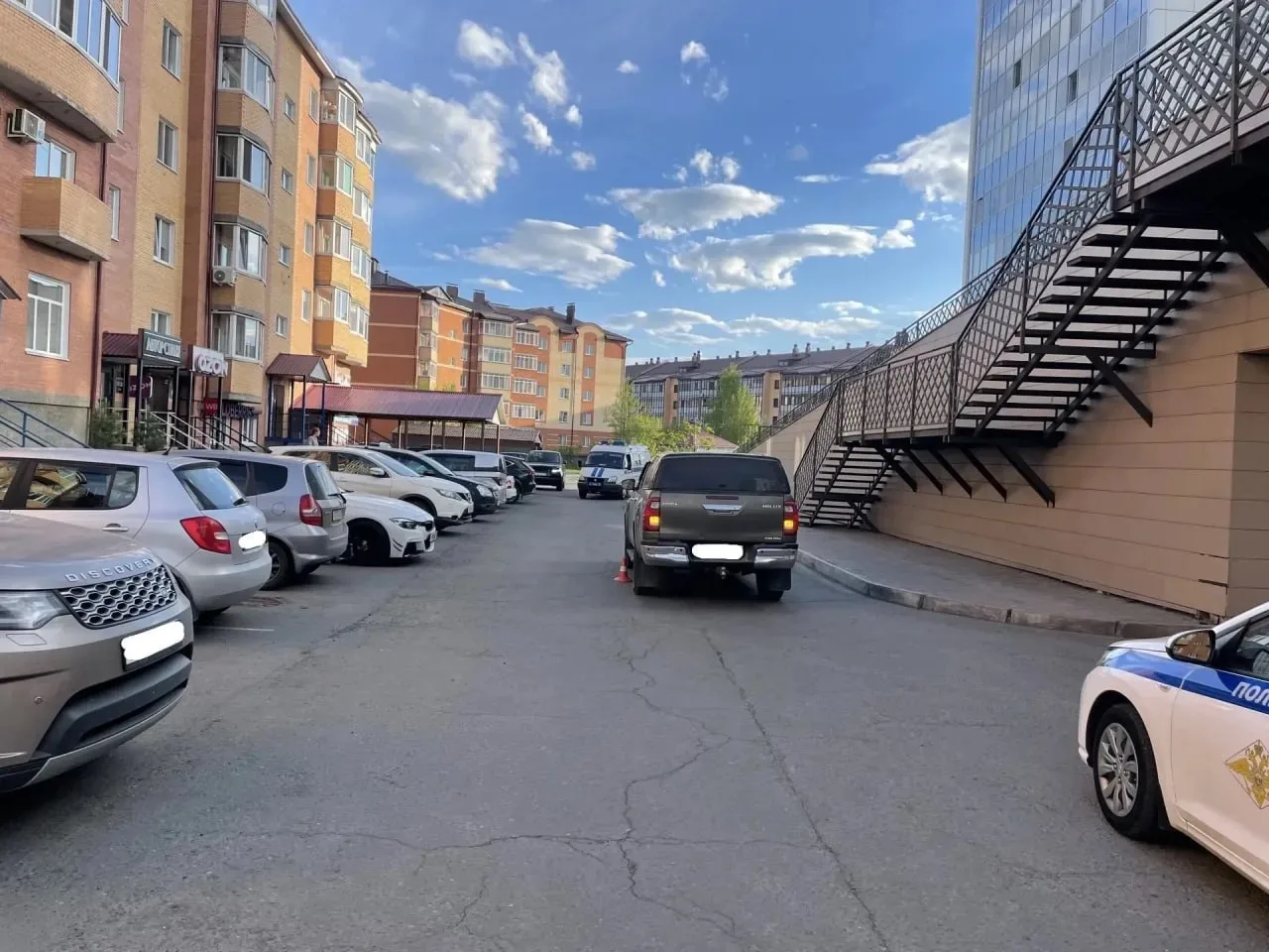 🚨 Трёхлетнюю девочку во дворе элитного жилого комплекса «Отражение» в Абакане сбил 20-летний парень 
