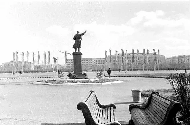 🏛 Непривычный взгляд на площадь Ленина: со старым памятником, без здания на Чайковског...